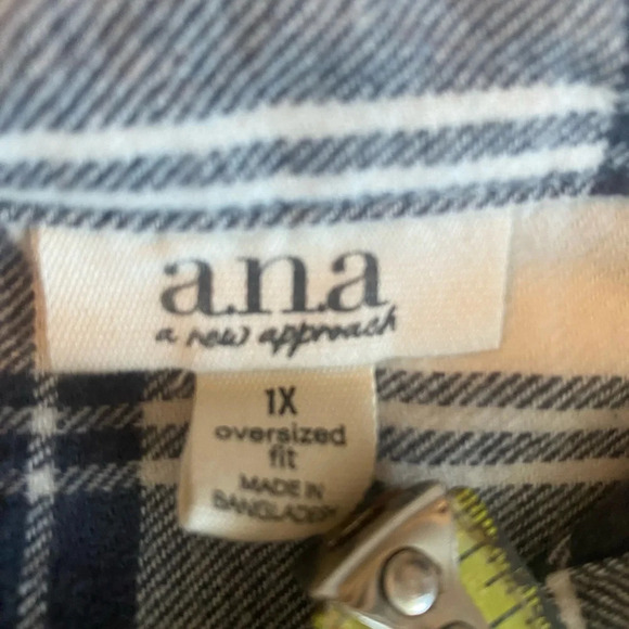 NWT white & black plaid flannel shirt with rhinestone size 1x long sleeve - Picture 4 of 9